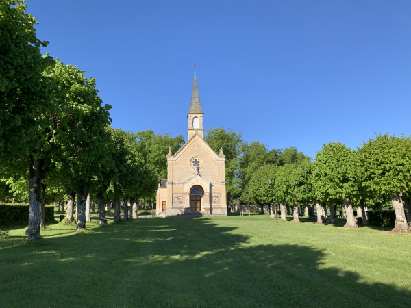 St-Christophe-le-Jajolet, église Saint-Christophe (XIXe), lieu de pèlerinage des voyageurs, tous les ans en juillet et octobre.