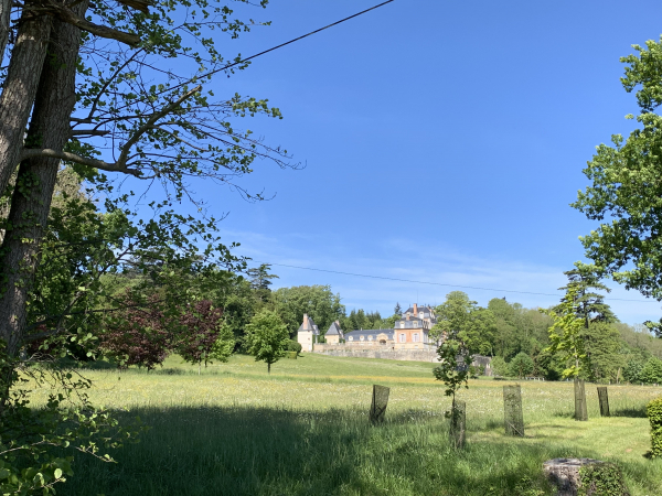 Château de Sassy (XIIIe), propriété de la famille du duc d'Audiffret-Pasquier. La reine d'Angleterre Elisabeth II a séjourné au château de Sassy en 1967. Les jardins et les terrasses sont ouverts au public en été.
