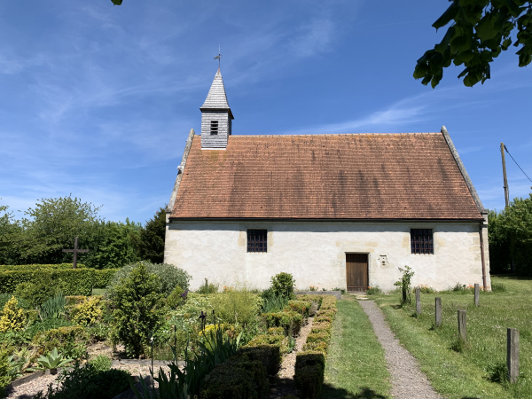 Chapelle Saint-Roch (XVIe), dédiée à Saint Roch et Saint Sébastien. Ces saints étaient invoqués contre la peste et les fièvres. La chapelle a été un lieu de pèlerinage jusqu'au XIXe siècle. Elle est désormais propriété de l'hôpital d'Argentan, elle est animée par une association qui y organise des concerts et des animations.