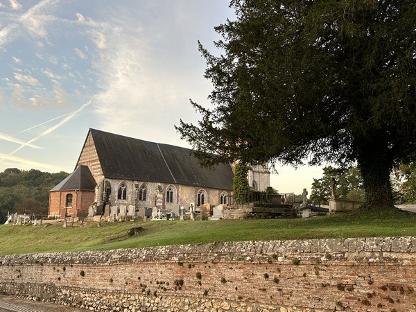 Je pars du parking de la mairie, et longe la motte féodale où se trouve l'église Notre-Dame et Saint-Jacques (XIIIe ->XVIIIe)