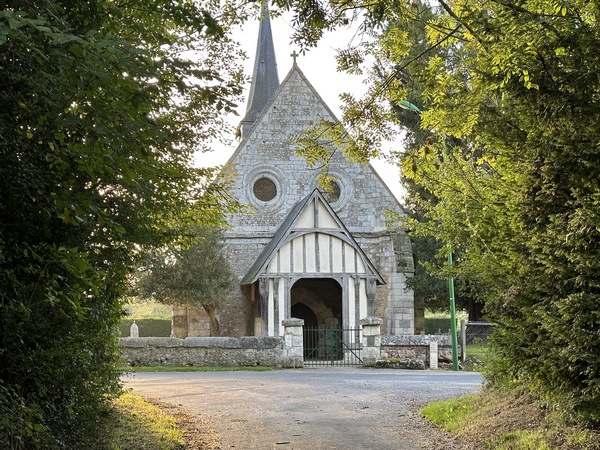 Je sors du bois et arrive devant l'église Saint-Germain-l'Auxerrois de Touville (XIIIe -> XVIIe)