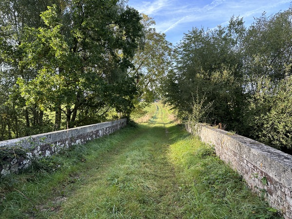 Dans la plaine de la Côte Pelée, je traverse la ligne Serquigny - Oissel (Rouen - Caen) sur ce vieux pont.