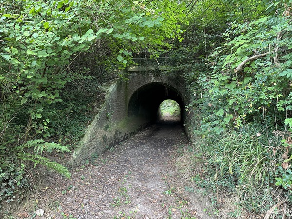 Je passe sous la voie ferrée.