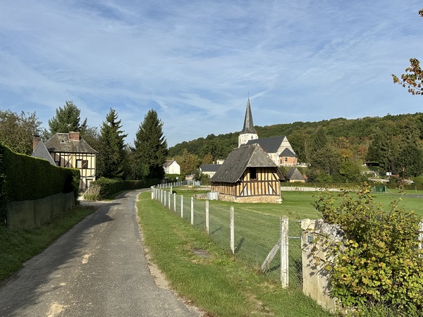 Me voilà de retour à Ecaquelon. Je vais prendre le chemin des écoliers qui relie la rue Saint-Jacques à la mairie.