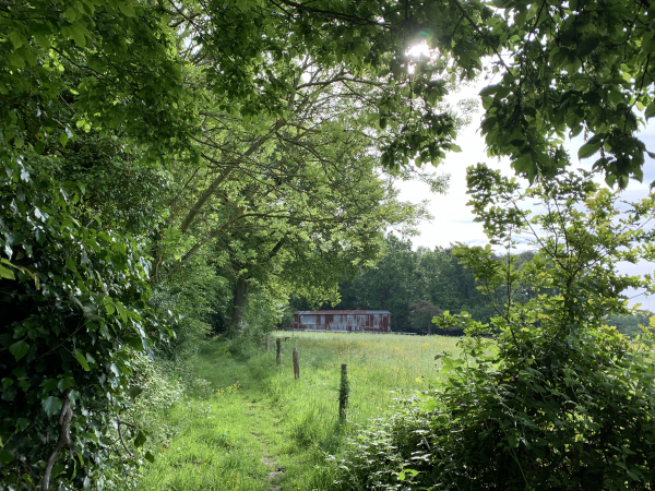 Nous sortons du bois à proximité du château du Bois-Héroult.