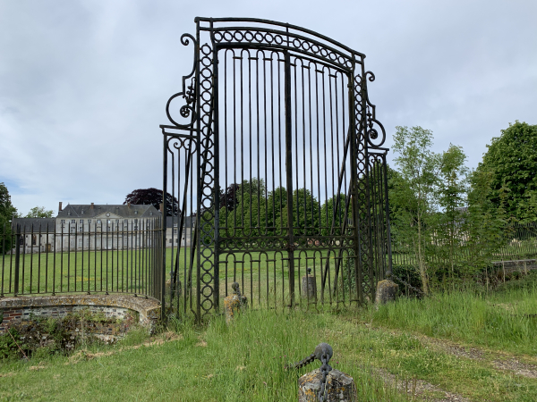 Château du Bois-Héroult, détail du portail et du ha-ha (saut de loup).