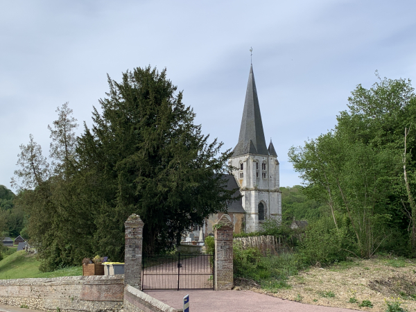 Retour à l'église Saint-Jacques d'Ecaquelon, construite sur la motte féodale.