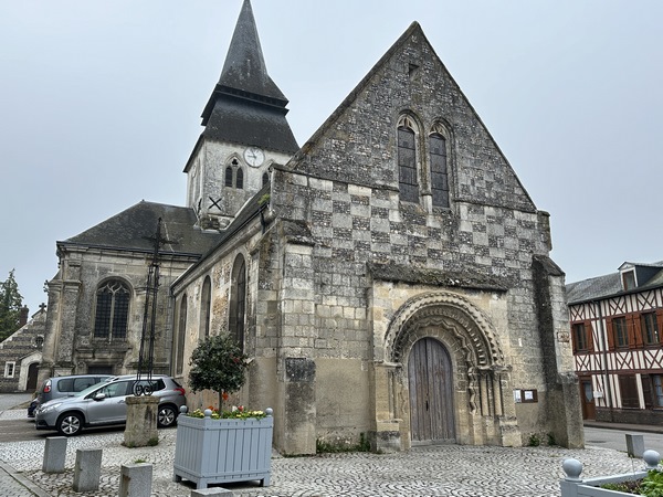 Nous partons du parking de la mairie, contournons l'église Notre-Dame, et prenons la direction du Mont des Croix.