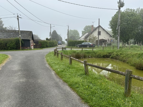 Nous traversons quelques hameaux en lisière de bois.