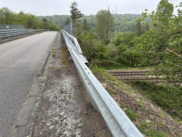 Dans la vallée, nous passons au-dessus de la ligne de Mantes-la-Jolie à Cherbourg.