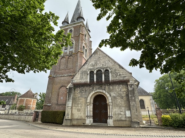 A Fontaine-l'Abbé, nous arrivons devant l'église Saint-Jean-Baptiste (XIIe XVIe XIXe).