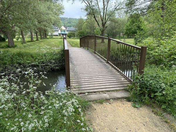 Nous passons trois bras de la Charentonne pour rejoindre la mairie que l'on devine en face.