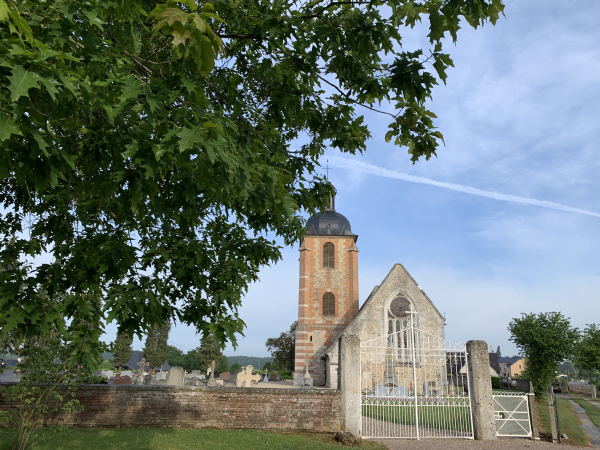 Campigny, l'église Notre-Dame à la toiture campaniforme surmontée d'une gracieuse lanterne. Cette église a connu de nombreux remaniements: chœur au milieu du 13ème siècle, baies de la nef au 16ème siècle, tour au 18ème.