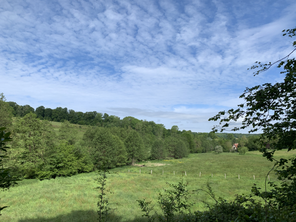 La remontée finale vers Campigny offre de sympathiques points de vue sur la vallée de la Véronne.