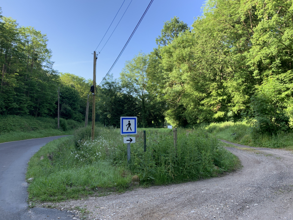 Les randonneurs sont les bienvenus par ici : un chemin a été aménagé pour éviter la route de Fourmetot. Nous sommes sur la commune de Corneville-sur-Risle.