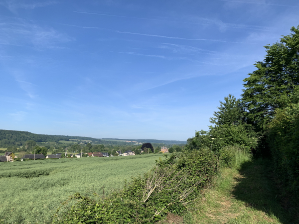 Nous sommes sur le chemin des Fougères, au-dessus de la vallée de la Risle.
