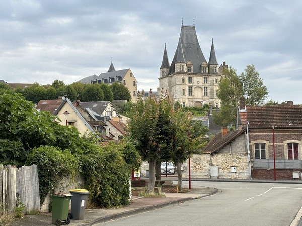 Nous quittons le parking de la place Paul Doumer. Derrière nous se dresse le château de Gaillon. Ce château (premier château de style Renaissance de France) remplace la forteresse médiévale qui veillait sur la frontière entre la France et la Normandie.