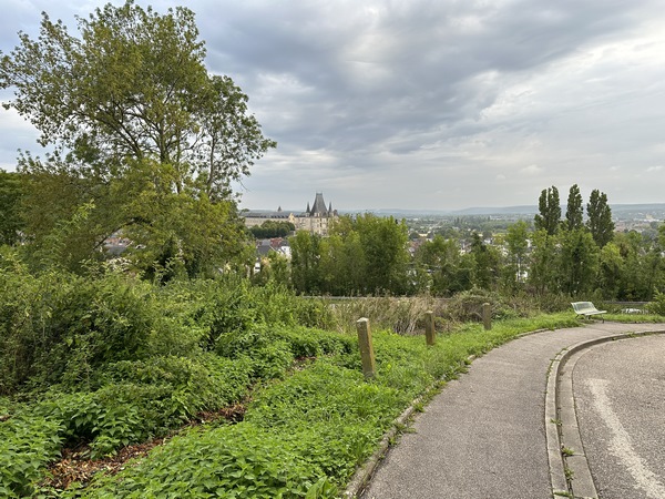 Coup d'œil arrière sur Gaillon et la vallée de la Seine depuis la rue du Mont Martin.