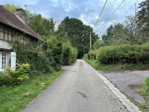 Après les dernières maisons, on peut déjà voir le bois de Gaillon.