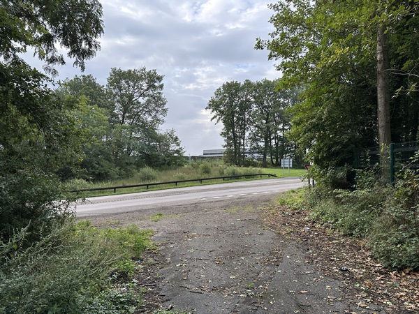 Nous allons traverser la D316, et continuer en face sur la rue des Graviers.