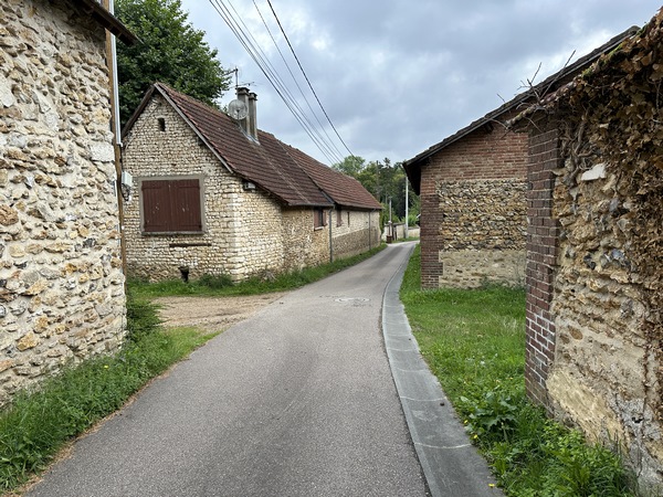 Nous arrivons dans la rue du Moulin Brûlé (différente de l'impasse du même nom).