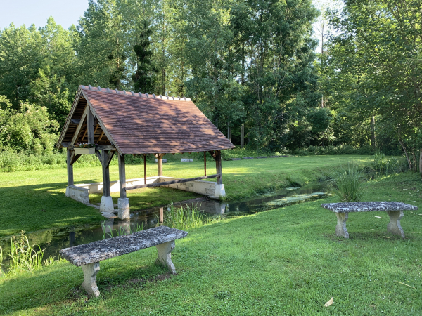 Sympathique mise en valeur de cet ancien lavoir sur le Fossé du Marais.