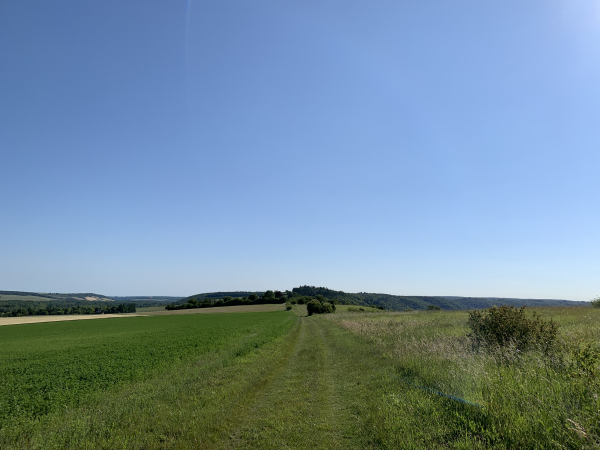 Chemin de la Montagne. Nous sommes sur la crête entre la vallée de l'Epte et celle de la Seine.