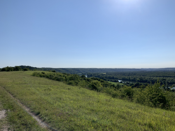 A notre droite, la Seine aux pieds de ses coteaux abruptes.