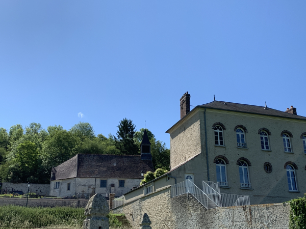 La mairie et l'église Saint-Léger d'Amenucourt, XIIe fortement remaniée.
