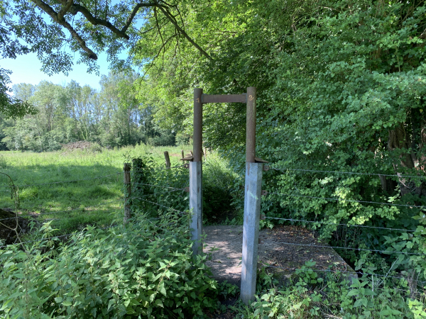 Nous sommes au bord de l'Epte. Des passe-clotûres sont aménagés sur le chemin.