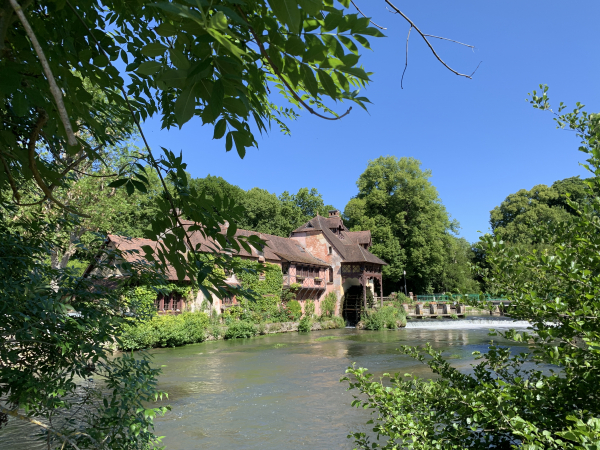 Nous arrivons au Moulin de Fourges. C'est un restaurant, mais aussi un site classé avec ses vannes, son pont, et 13 arbres.
