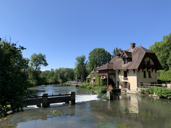 Moulin de Fourges le long de l'Epte, vu depuis le pont.