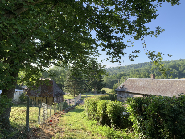 Nous quittons provisoirement le GR224 RG pour monter dans le bois de la Salle. Regard arrière sur le hameau des Côtes.