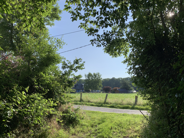 Nous quittons les chemins pour suivre la petite route de la Beaularderie sur une centaine de mètres.