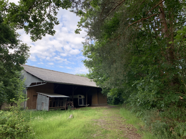 A la Buissonnière, notre chemin longe une grange avant de nous diriger vers le Lieu Marquant.