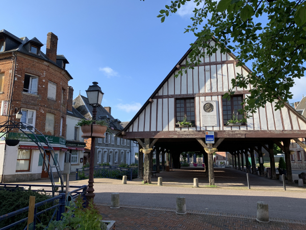 Nous partons du centre de Clères et passons devant les halles du XVIIIe siècle. Le droit de marché à Clères a été accordé par Richard Coeur de Lion, roi d'angleterre et duc de Normandie. Les halles accueillent toujours le marché, le vendredi après-midi.