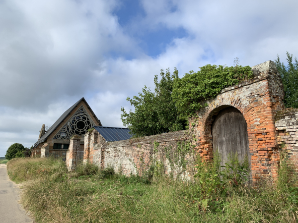 Nous longeons l'ancien château du Fossé. Ce château à hebergé le Collège de Normandie, réplique du collège anglais de Harrow. De 1950 à 1972 il a appartenu à l'école des Roches, et il accueille désormais l'institut médico éducatif de l'A.M.E.R.