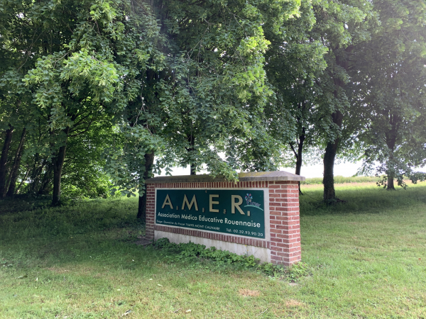 Entrée de l'institut médico éducatif de l'A.M.E.R. Nous allons devoir suivre la D3 sur une centaine de mètres pour trouver le chemin de la Folie.