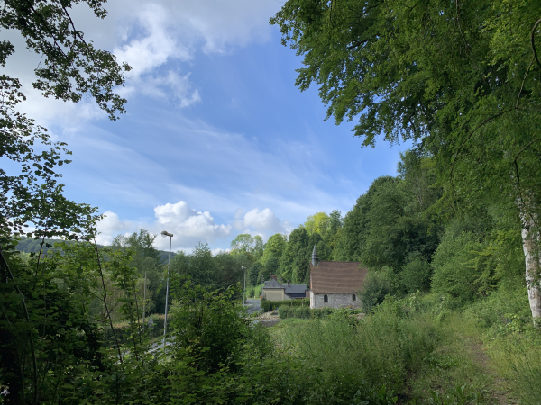 Chemin du Curé, regard arrière sur le Tôt et sa petite église.