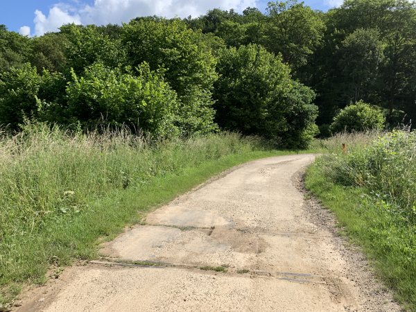 Vestiges du Chemin de Fer de Normandie, ancien réseau ferroviaire qui exploitait deux voies ferrées d'intérêt local en Seine-Inférieure.