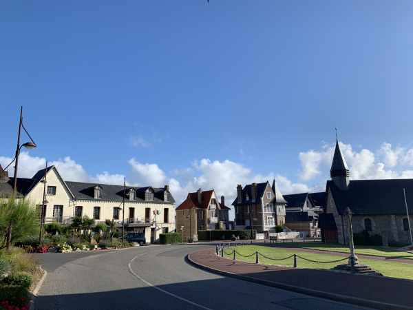 Nous partons de la plage de Pourville sur la commune de Hautot-sur-Mer. Objectif : passer le platier à marée basse pour rejoindre Dieppe. Retour par le GR21.