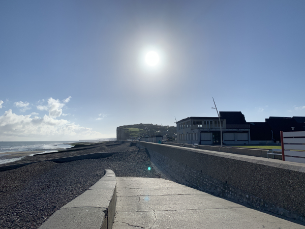 En cette heure matinale, nous aurons le soleil normand de face. Pas idéal pour les photos et la vidéo :-)