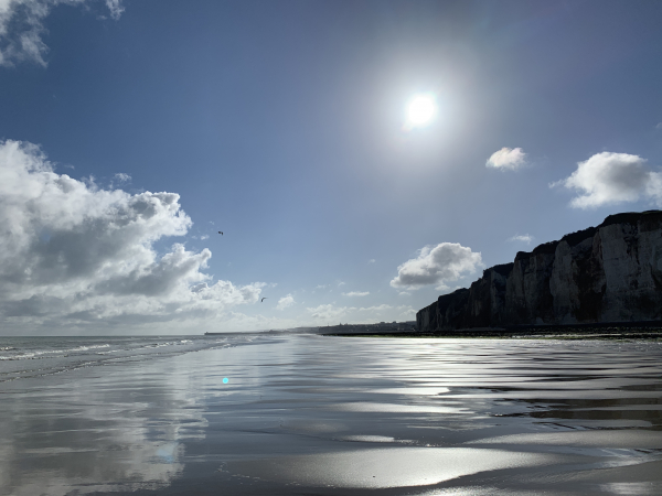 Le sable est ferme, la marche en bord de mer est très agréable. Nous marchons à distance respectueuse des falaises en raison du danger permanent d'éboulement.