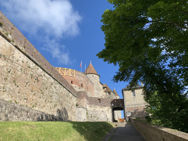 Nous montons vers l'entrée du château de Dieppe. Le château accueille le musée de Dieppe qui présente l'histoire de la ville.