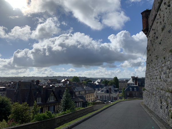 Nous longeons maintenant les fortifications au-desssus de la ville de Dieppe.