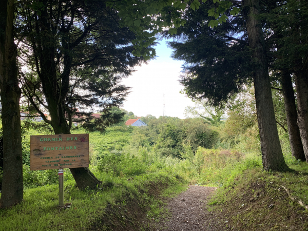 Nous rejoignons le GR21 au délicieux chemin des Fontaines, aménagé par la ville de Dieppe en 2013.