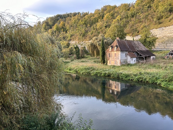 Nous aimons et pratiquons ce circuit depuis longtemps, et c'est toujours le même plaisir de retrouver ces paysages des rives de l'Eure. Cette belle maison était déjà abandonnée en 2003, lors de nos premières photos numériques (voir l'album).