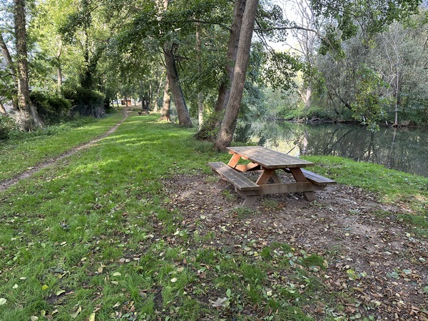 A Crèvecoeur, nous contournons le stade pour rejoindre le chemin qui longe un bras de l'Eure. A noter, les tables de pique-nique, idéales pour une pose à mi-parcours.