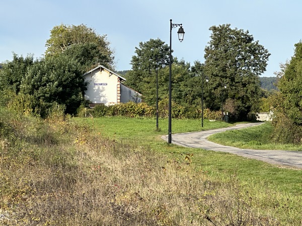 Nous passons à proximité de l'ancienne gare de La Croix-St-Leufroy, sur l'ancienne ligne de Rouen à Orléans. Cette ligne est toujours animée par l'association Chemin de Fer de la Vallée de l'Eure à Pacy-sur-Eure (reconstitutions) et à Autheuil-Authouillet (vélo-rail).