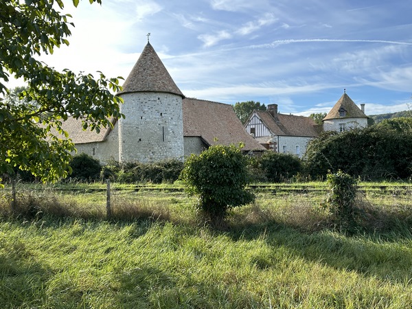 Près de l'ancienne gare se trouve ce manoir fortifié dont l'origine remonte à la guerre de Cent Ans. Il est entouré d'un fossé inondable, relié à l'Eure.
